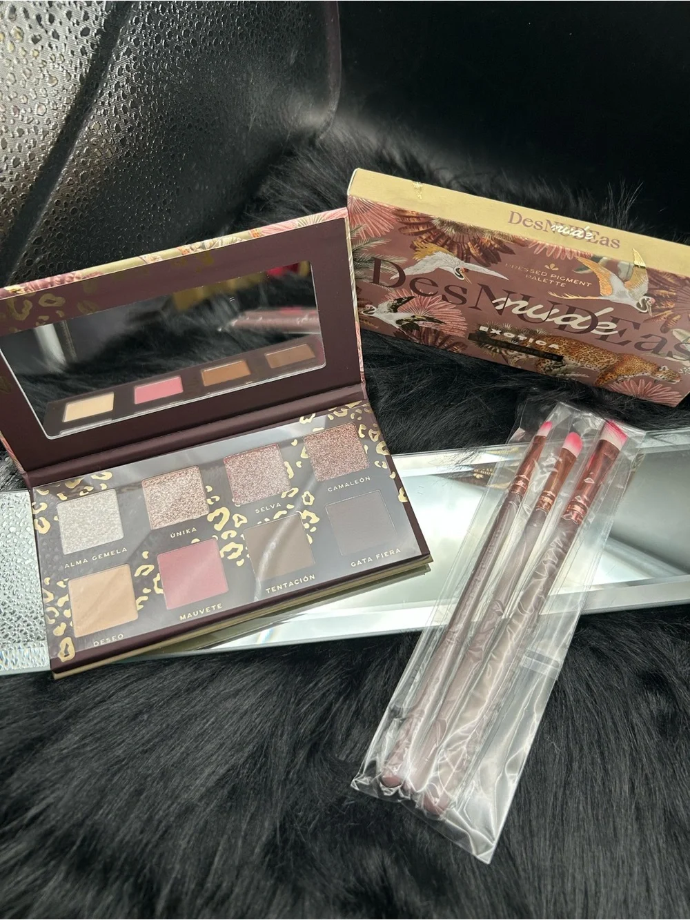 ALAMAR COSMETICS: NUDE Eyeshadow Palette and (3) Brush Set Retail $43❤️